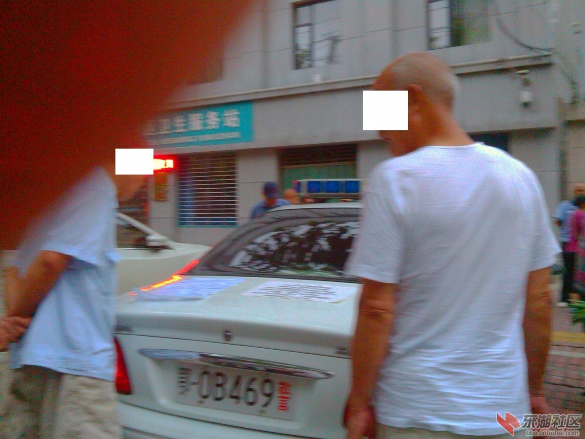 百姓围观停放在居民小区过夜的警车