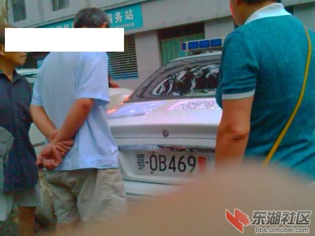 百姓围观停放在居民小区过夜的警车
