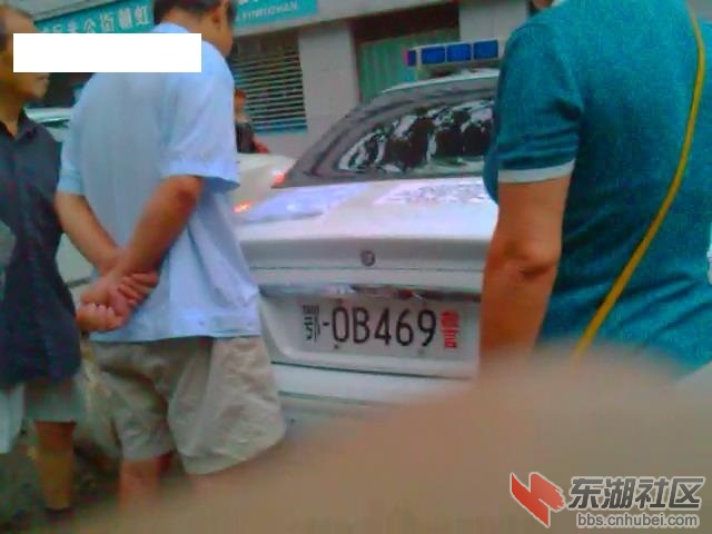 百姓围观停放在居民小区过夜的警车