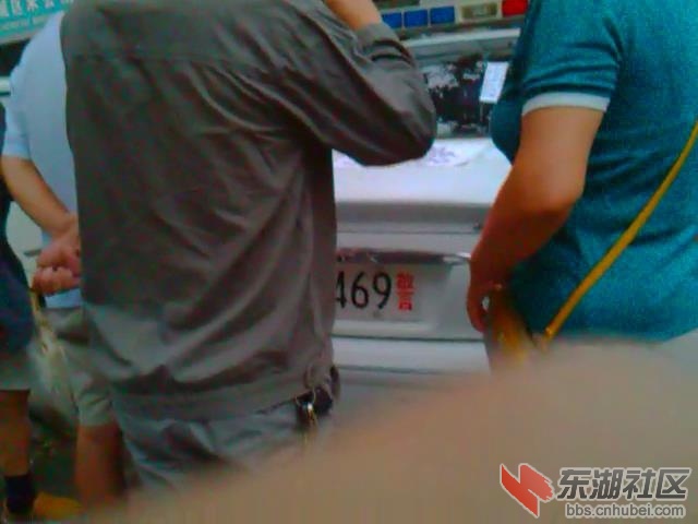 百姓围观停放在居民小区过夜的警车