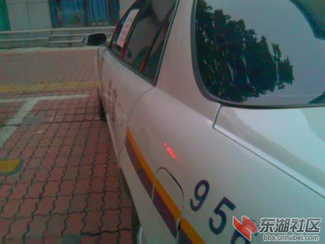 百姓围观停放在居民小区过夜的警车
