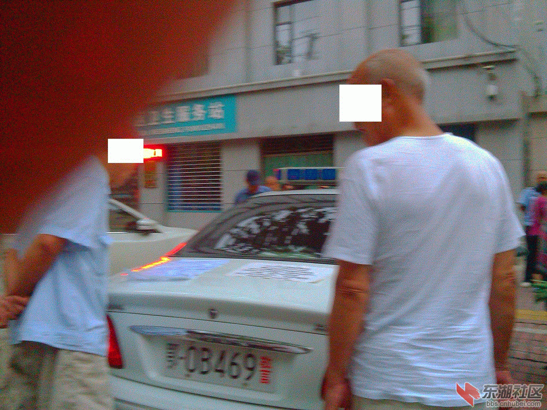 百姓围观停放在居民小区过夜的警车