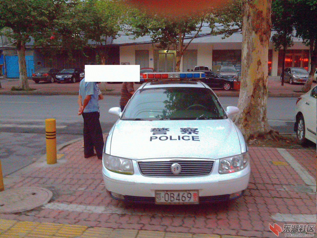 百姓围观停放在居民小区过夜的警车