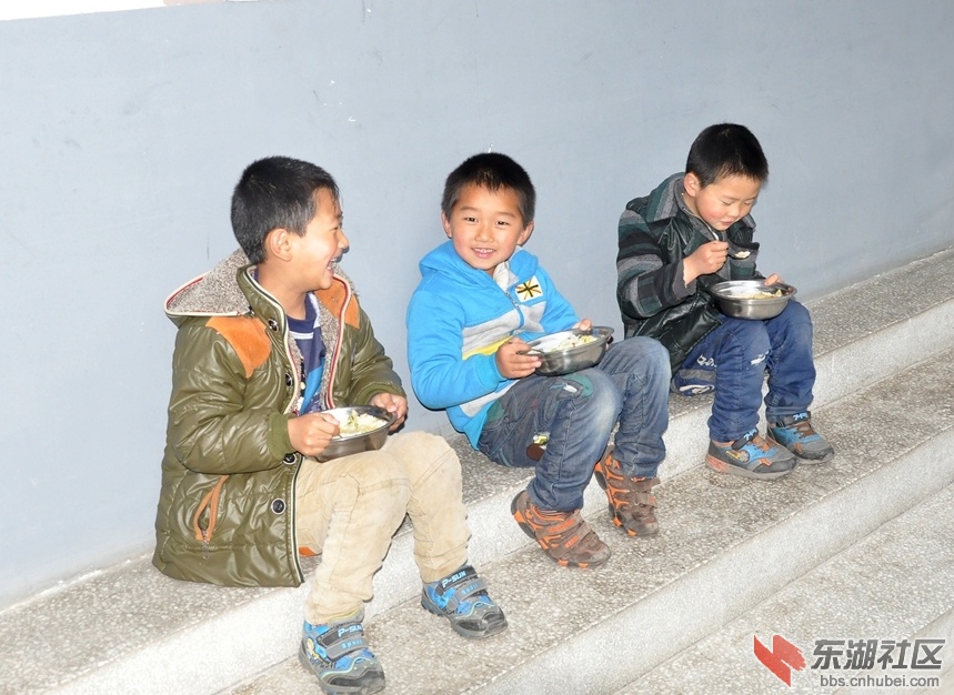 宋洛学校留守儿童快乐的早餐