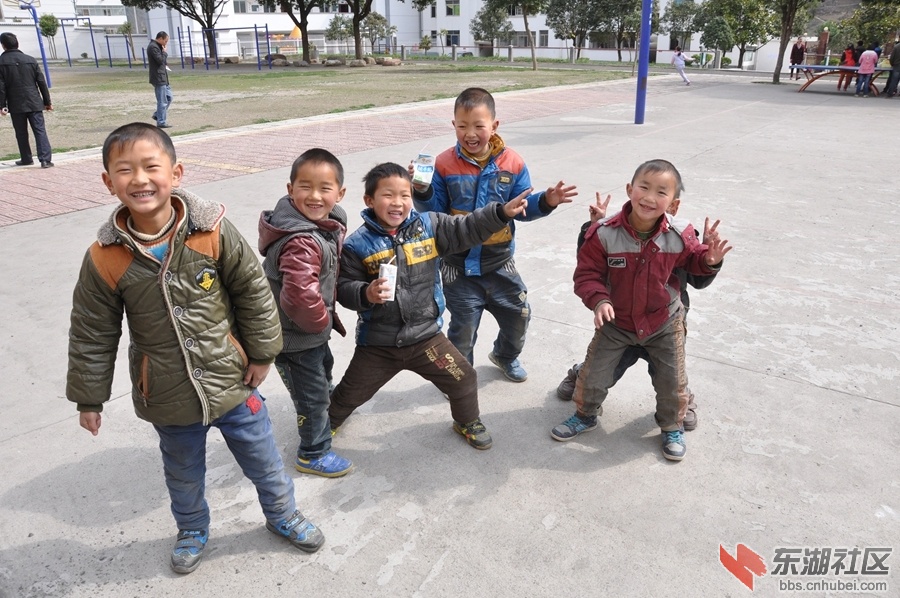 宋洛学校课间营养餐开心的学生