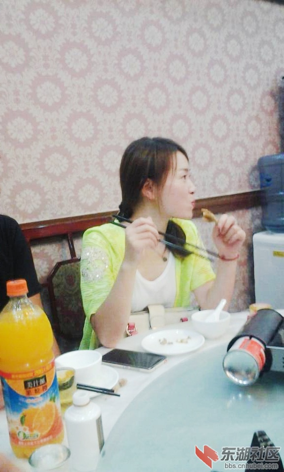 版版，你为什么选择别人吃东西时偷拍