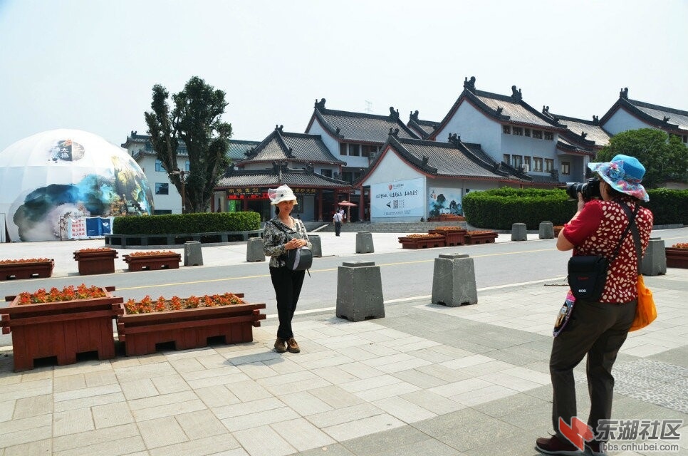 美女跟美女拍照···.jpg