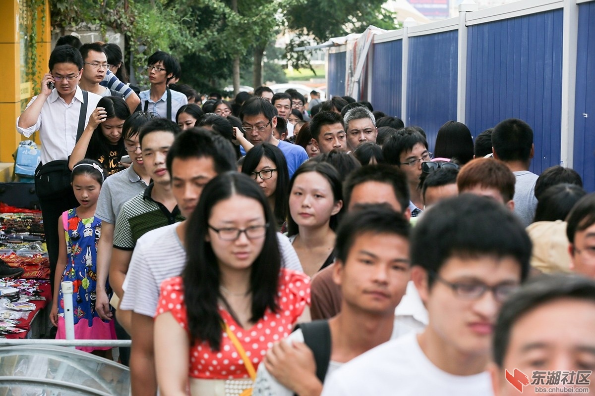 "全世界最大学生潮"武汉上演 堵车不止 还堵人!