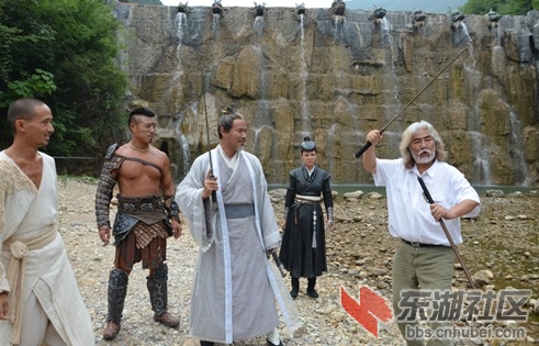 张纪中九龙瀑耍剑.jpg