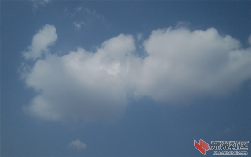 蓝蓝天空白云飘飘