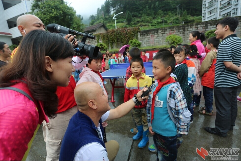 小朋友第一次面对这么多记者.jpg