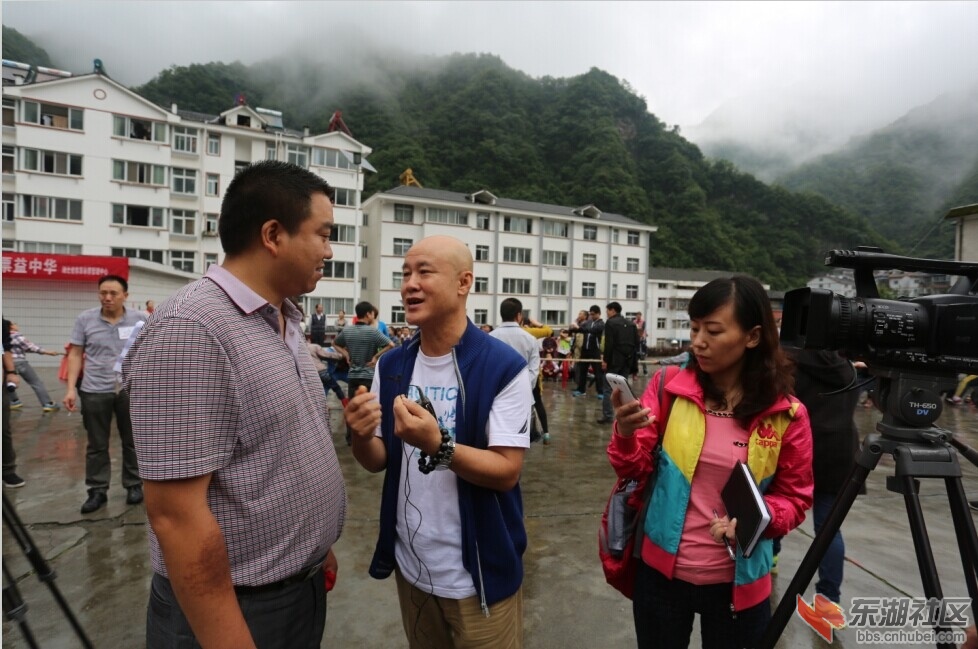 媒体采访木鱼小学校长.jpg