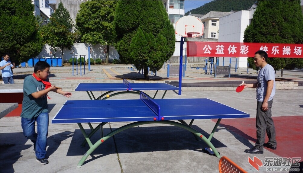 在实小体彩分中心主任和孩子们一起打球.jpg