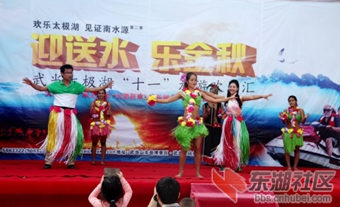 太极湖广场的表演.jpg