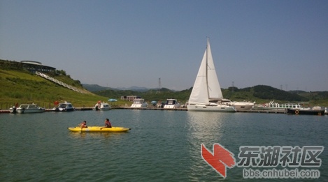 太极湖上有人在划皮划艇.jpg