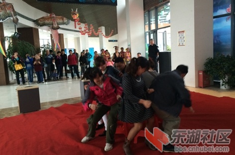 太极湖为游客准备的抢凳子游戏.jpg