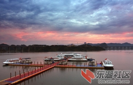 太极湖武当山码头红霞.jpg