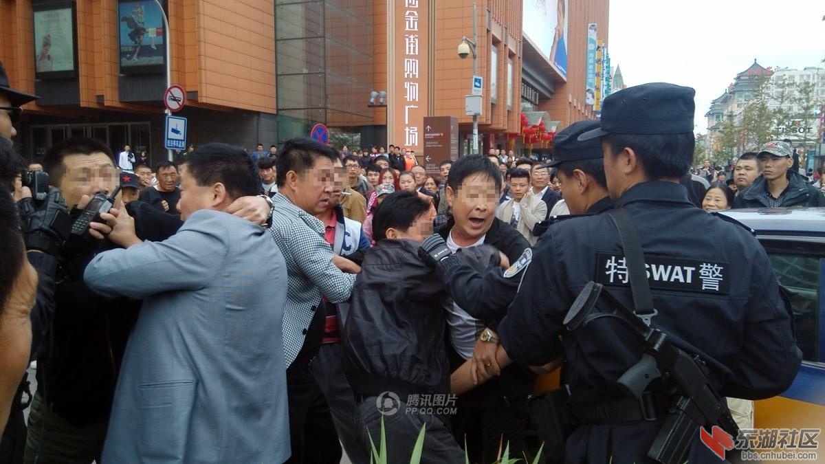 北京街头6人醉酒打警察民众围观