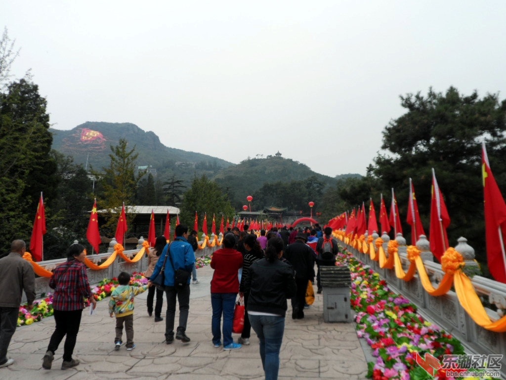 抬头向山上看，六处的虎头山坡上，占地5000平方米的大地艺术作品“祖国好”映入眼帘。 ...