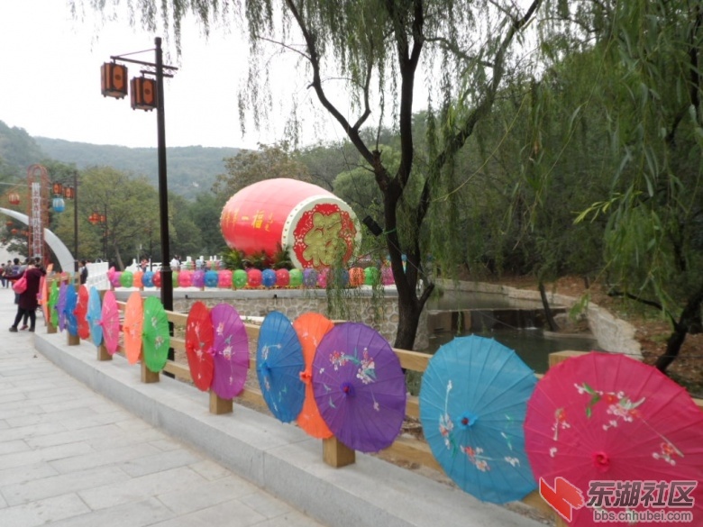 这带有“福”字的大腰鼓摆放的地方，我最熟悉了。是原来通往八处的小吃城，我们几个牌友曾在这里玩过八年的 ...