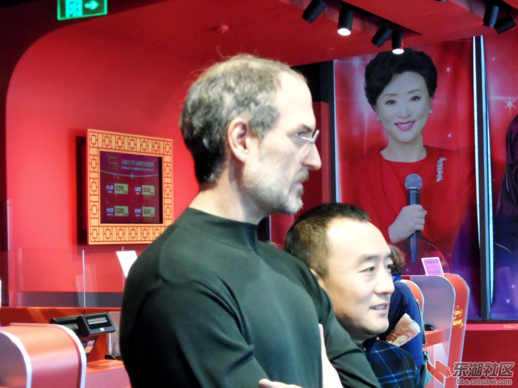 这个小伙子和这个老外明星蜡像（真跟真人一样）照相。