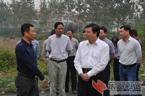 冯云乔书记在公路建设一线调研工作