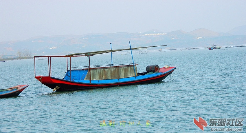 老均县江中小船.jpg