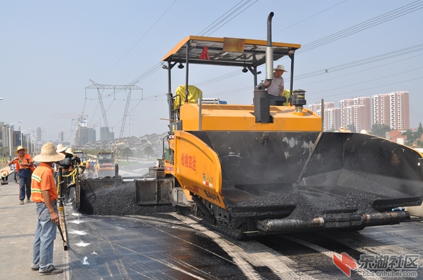 仙桃创建全国园林城市的道路刷黑的施工场景（1）_副本.jpg