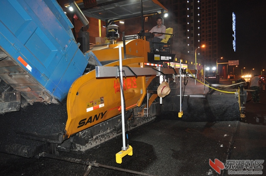 仙桃创建全国园林城市的道路刷黑的施工场景（2）_副本.jpg