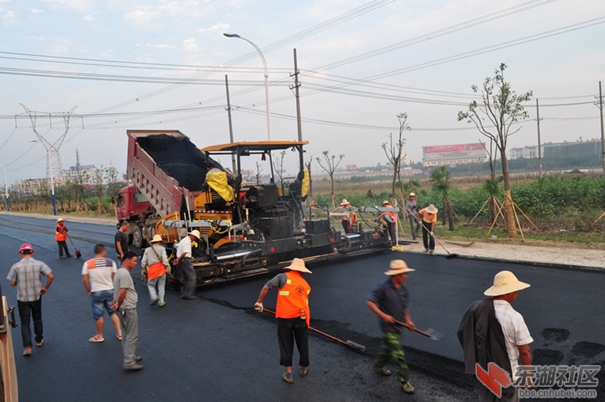 仙桃创建全国园林城市的道路刷黑的施工场景（5）_副本.jpg