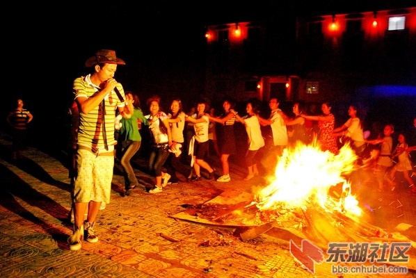 篝火晚会_调整大小.JPG