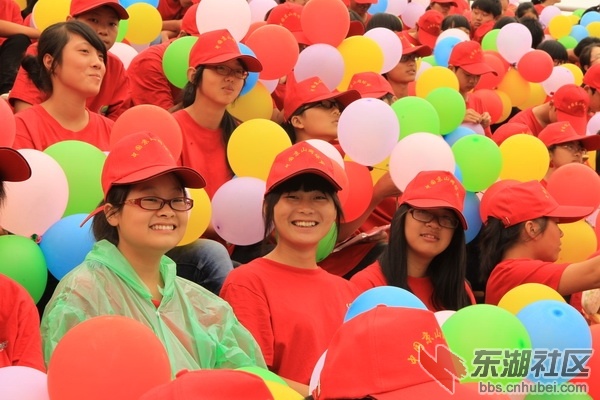 群众的盛会_调整大小.JPG
