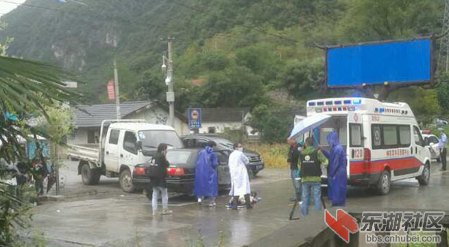 联合交警、卫计委、消防官兵在阳日两河口冒着大雨进行车祸现场模拟拍摄.png.png