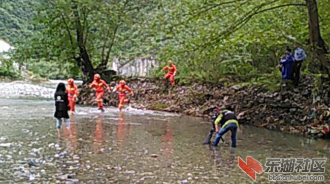 联合交警、卫计委、消防官兵在阳日两河口冒着大雨进行车祸现场模拟拍摄2.png.png
