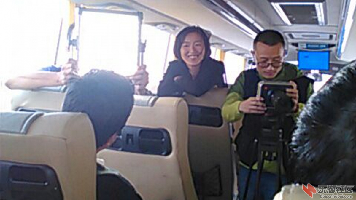 剧组租用旅游大巴车在神农顶拍摄.jpg