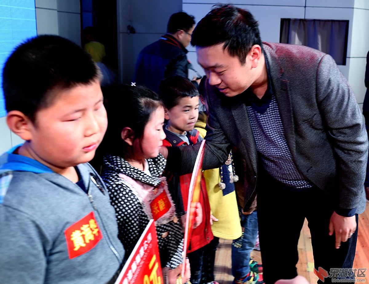 福康油脂公司郑总向留守儿童捐款1.jpg