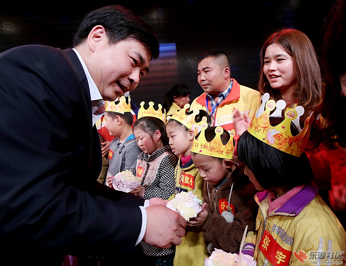 郝胜勇市长为留守儿童过生日，切蛋糕。2.jpg