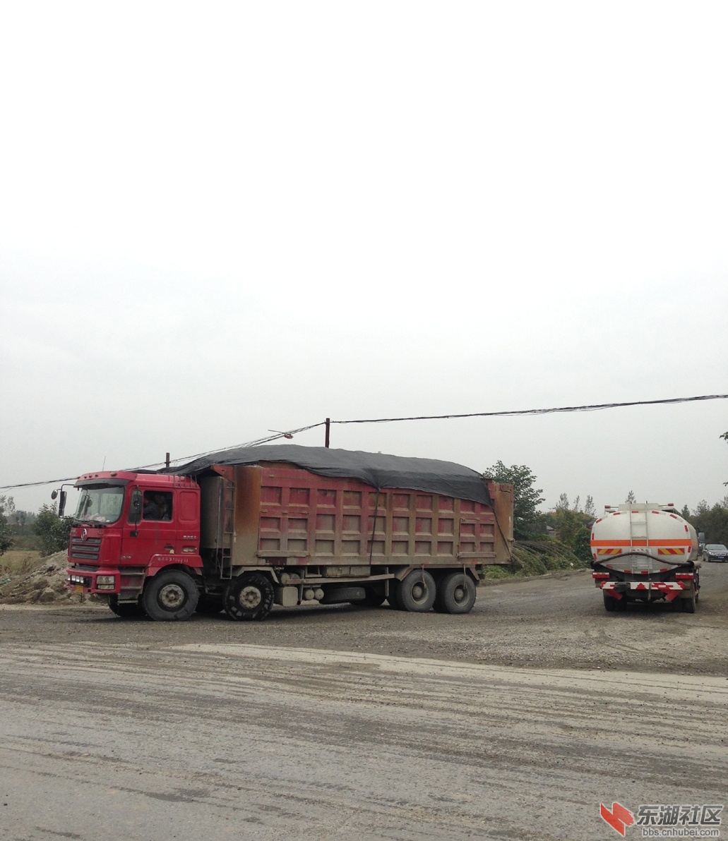 从路边沙石厂驶出的超限车2.jpg