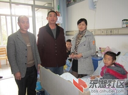王队跟孩子在一起.JPG
