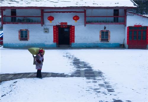 小院春雪 邵向东摄.jpg
