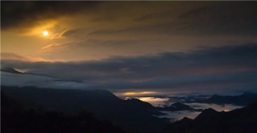 月夜化龙山 陆文龙摄.jpg