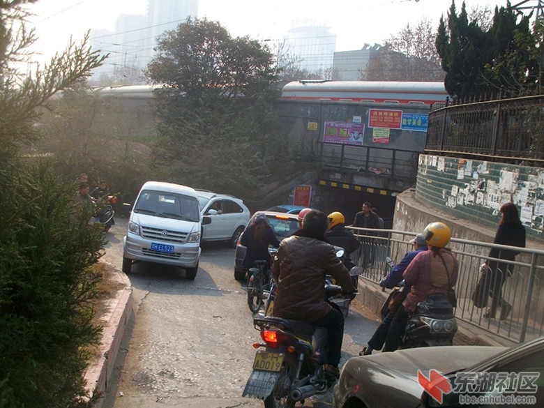 拥堵的老莱子路桥洞_副本.jpg