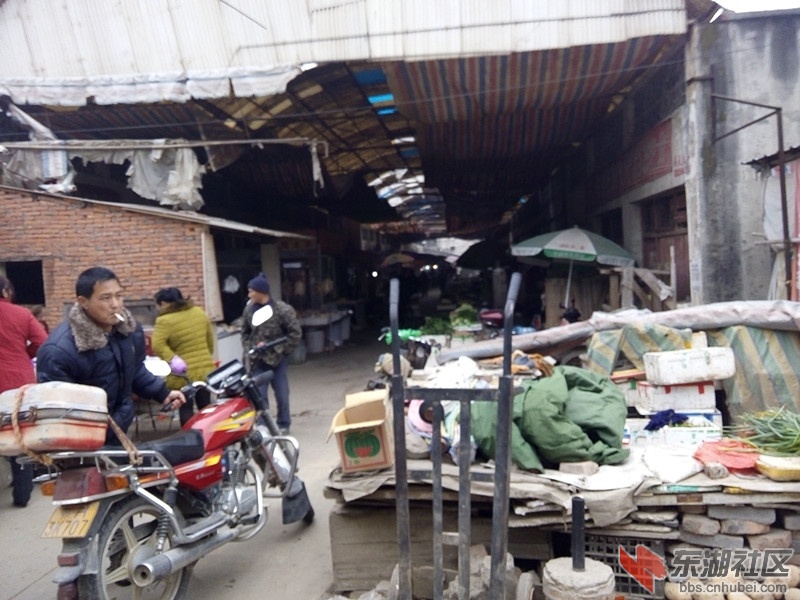 老市场蓬布乱搭,火灾隐患严重.jpg