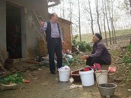 6、作家达度在洪排河堤下与汪庙村80多岁的陈婆婆谈有关洪湖防洪排涝工程的情况。.JPG.jpg