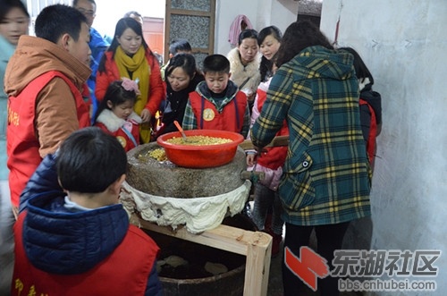 孩子磨黄豆_副本_副本.jpg
