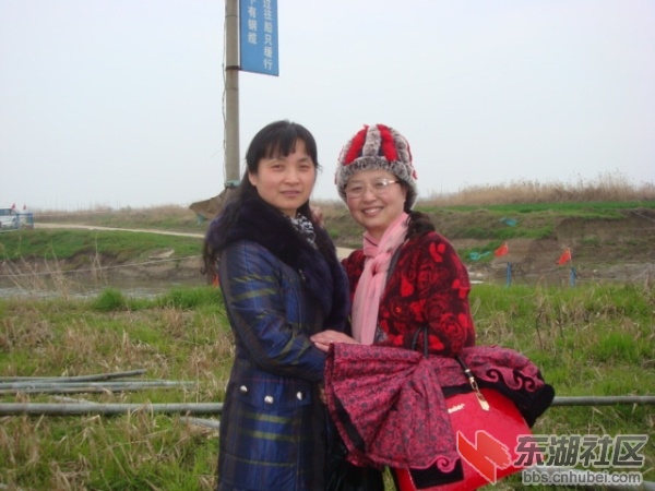 在吊桥和轮渡前留影.jpg