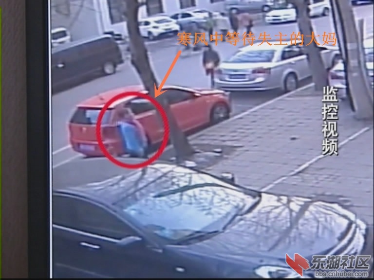 沈阳大妈拾“金”不昧2.jpg