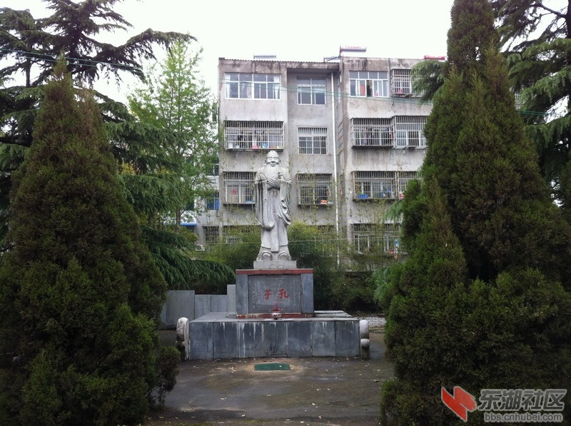 孔子石像