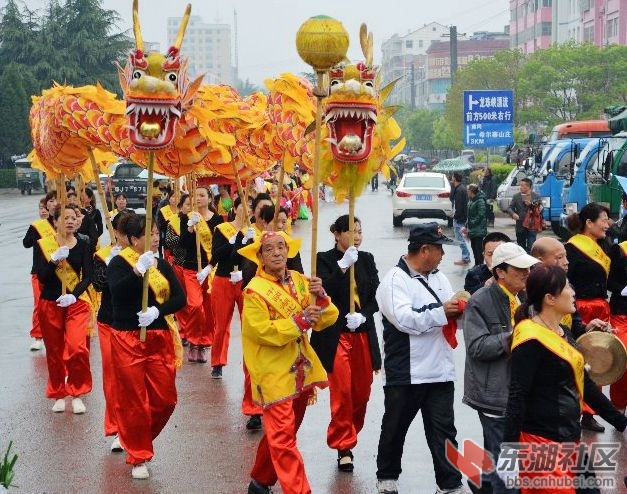 逛庙会，赏民俗；现场图片系列之二、舞龙。(
