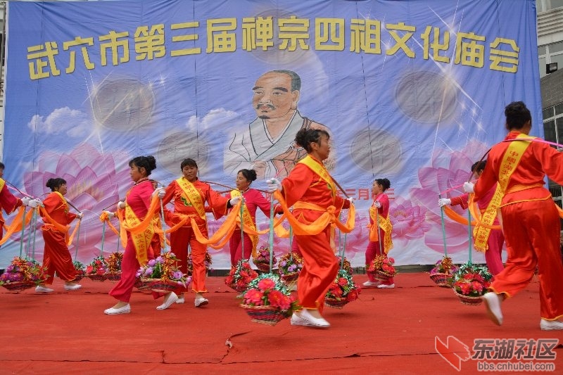 逛庙会，赏民俗；现场图片系列之三，挑花篮。